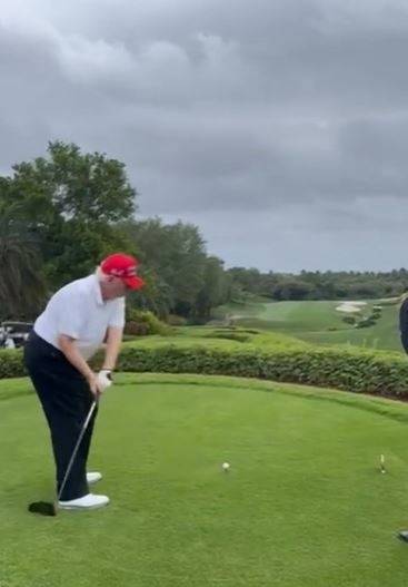 트럼프 대통령은 6일(현지시간) 자신이 보유한 SNS 플랫폼 트루스소셜에 골프 라운딩 모습을 공개했다. 트루스소셜 캡처