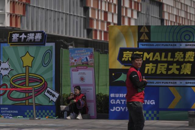 베이징에 새로 건설 중인 중국 전자상거래 플랫폼 징둥닷컴 쇼핑몰의 홍보 부스에서 6일 근로자들이 고객을 기다리고 있다. AP연합