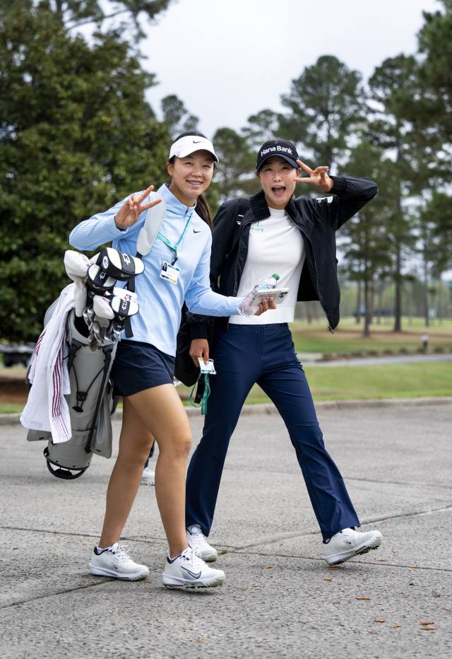 ANWA에 참가하며 미국 동료와 다정하게 포즈를 취하는 오수민(오른쪽). 사진 제공=ANWA