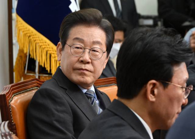 이재명 더불어민주당 대표가 7일 서울 여의도 국회에서 열린 최고위원회의에서 경제위기상황판을 바라보고 있다. 성형주 기자