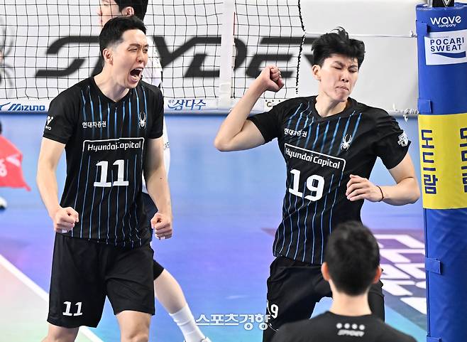 현대캐피탈 덩신펑(오른쪽)이 대한항공과의 챔피언결정전 2차전에서 블로킹으로 결정적인 득점을 올린 뒤 최민호와 환호하고 있다. KOVO 제공