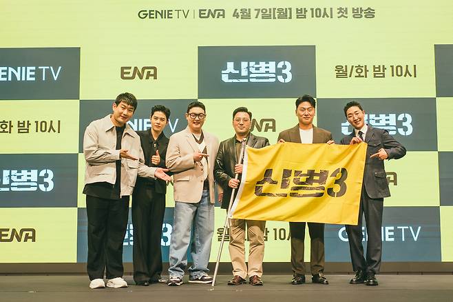 배우 남태우(왼쪽부터), 김동준, 김민호, 민진기 감독, 오대환, 김현규가 7일 오후 서울 신도림 디큐브시티 더 세인트 웨딩홀에서 열린 ENA 새 월화극 ‘신병 3’의 제작발표회에 참석해 포즈를 취하고 있다. 사진 KT 스튜디오 지니