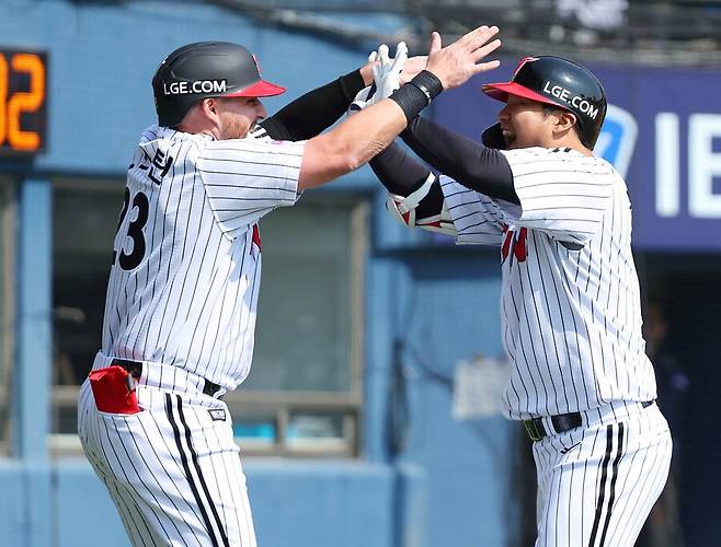 ▲ 이제는 더 이상 외국인 선수 같지 않은 모습으로 동료들과 팬들의 큰 사랑을 받고 있는 오스틴 딘 ⓒ연합뉴스