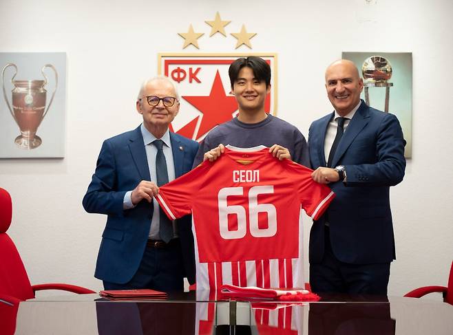 FK츠르베나 즈베즈다는 7일(한국시간) 세르비아 베오그라드에 위치한 스타디온 라이코 미티치에서 열린 OFK 베오그라드와의 2024-2025시즌 세르비아 수페르리가 30라운드 홈경기에서 3-1 승리를 거뒀다. 이날 승리로 즈베즈다는 리그 조기 우승을 확정지었다. 대한민국 국가대표 풀백 설영우는 이날 선발로 나와 90분 풀타임을 소화하면서 팀의 승리와 조기 우승에 일조했다. 지난해 여름 울산HD를 떠나 즈베즈다에 합류한 설영우는 데뷔 시즌에 트로피를 들어올렸다. 즈베즈다 SNS