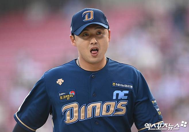 NC 투수 최성영은 지난 5일 고척 스카이돔에서 열린 '2025 신한 SOL Bank KBO 리그' 키움과 정규시즌 2차전에서 구원 등판했다. 최종 성적 1⅔이닝 무실점으로 호투해 승리 투수가 됐다. 전략적인 이유로 한 경기 만에 선발 투수에서 불펜으로 보직을 바꿨지만, 어느 위치에서든 팀에 활력을 불어넣고 있다. 엑스포츠뉴스 DB