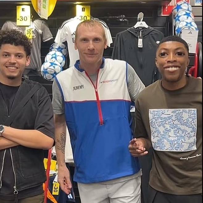 프랑스 매체 '레퀴프'가 7일(한국시간) 과거 바르셀로나에서 뛰었던 스타 수비수 제레미 마티유의 깜짝 놀랄 근황을 전했다.&nbsp;SNS