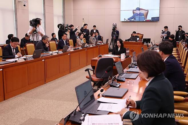 '여객기참사 특별법' 특위 통과 (서울=연합뉴스) 김주성 기자 = 7일 서울 여의도 국회에서 12.29 여객기 참사 진상규명과 피해자 및 유가족의 피해구제를 위한 특별위원회 전체회의가 열리고 있다. 
    국민의힘 소속 권영진 특위 위원장이 12.29 여객기 참사 피해 구제 및 지원 등을 위한 특별법안이 가결되자 의사봉을 두드리고 있다. 2025.4.7 utzza@yna.co.kr