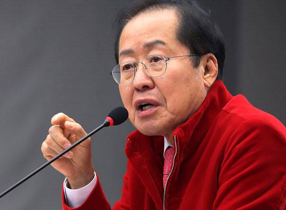 홍준표 대구시장이 31일 오후 대구시청 산격청사에서 열린 ‘2025년 제1차 청년정책조정위원회’에 참석해 인사말을 하고 있다. 뉴스1