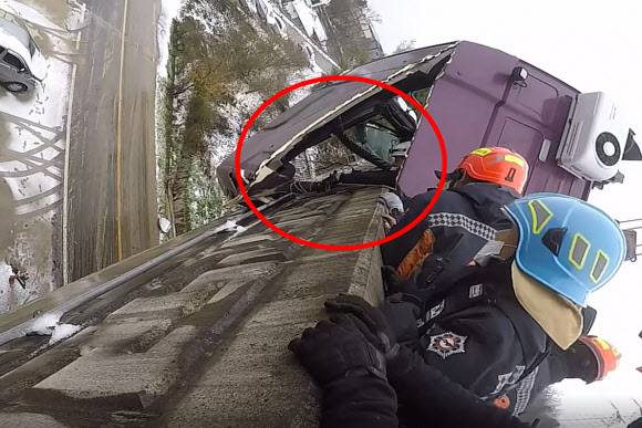 지난해 11월 27일 경북 안동시 풍산읍 계평리 풍산대교에서 발생한 사고로 11m 높이 교량 아래로 떨어질 위험이 있는 운전기사를 맨손으로 붙잡고 있는 박준현(34) 소방교.(사진=경북소방본부 제공)