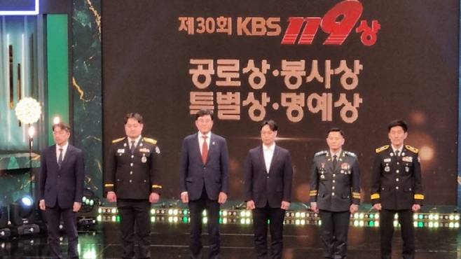 공로상 수상자로 선정된 안동소방서 박준현 소방장(왼쪽에서 두 번째). 사진=경북도 소방본부 제공