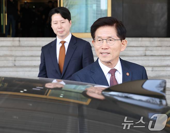 김문수 고용노동부 장관이 8일 오전 서울 종로구 정부서울청사에서 국무회의를 마친 후 이동하고 있다. 이날 김 장관은 국무회의 후 기자들을 만나 제21대 대통령 선거에 출마하겠다는 뜻을 밝혔다. (공동취재) 2025.4.8/뉴스1 ⓒ News1 임세영 기자