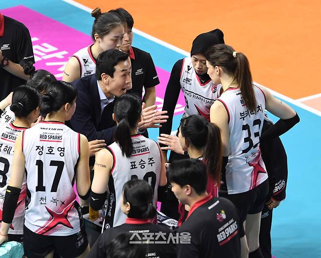 정관장 고희진 감독(왼쪽)이 8일 인천 삼산월드체육관에서 열린 2024-2025 V리그 여자부 흥국생명과의 챔피언결정전 5차전에서 작전 지시를 하고 있다. 2025. 4. 8.  인천 | 박진업 기자 upandup@sportsseoul.com