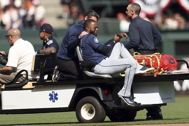 시애틀 우익수 빅터 로블레스가 어깨를 다쳐 카트로 옮겨지고 있다. AP연합뉴스
