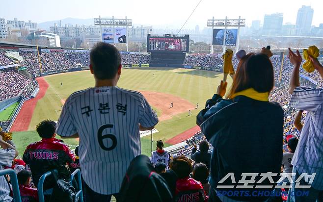 22일 잠실구장에서 열린 LG 트윈스와 롯데 자이언츠의 경기. 만원 관중이 야구를 즐기고 있다. 잠실=박재만 기자 pjm@sportschosun.com/2025.03.22/