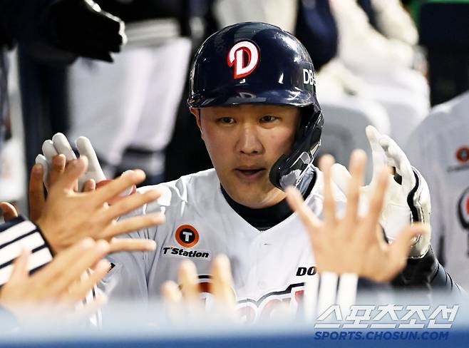 두산 양석환이 솔로홈런을 치고 기쁨을 나누고 있다. 잠실=허상욱 기자 wook@sportschosun.com/2025.04.03/