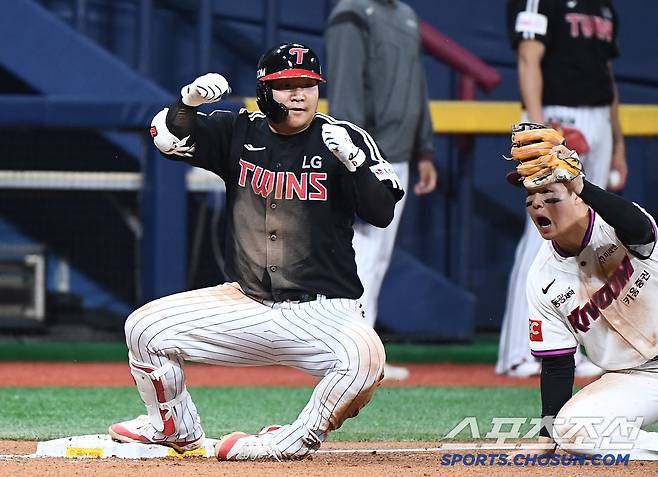 8일 서울 고척스카이돔에서 열린 LG-키움전. 2회초 2사 1, 2루 문보경이 적시타를 친 후 푸이그의 실책으로 3루까지 진루하고 있다. 고척=정재근 기자 cjg@sportschosun.com/2025.4.8/