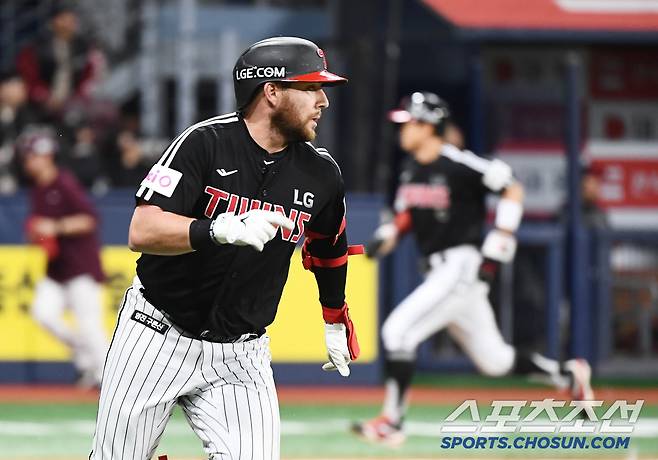 8일 서울 고척스카이돔에서 열린 LG-키움전. 2회초 2사 만루 오스틴이 2타점 적시타를 치고 있다. 고척=정재근 기자 cjg@sportschosun.com/2025.4.8/