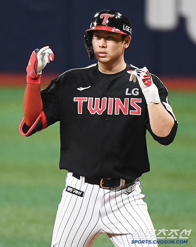 8일 서울 고척스카이돔에서 열린 LG-키움전. 1회초 선두타자 홍창기가 안타를 친 후 기뻐하고 있다. 고척=정재근 기자 cjg@sportschosun.com/2025.4.8/