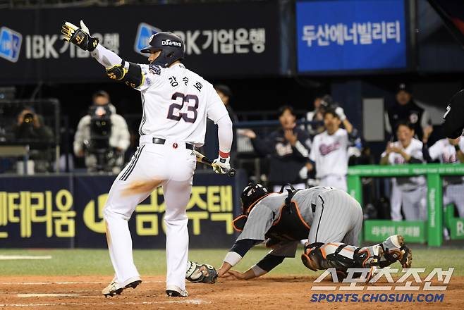 8일 잠실구장에서 열린 두산 베어스와 한화 이글스의 경기. 8회말 1사 3루 두산 강승호 타석 때 한화 한승혁의 폭투가 동점으로 연결되고 있다. 잠실=박재만 기자 pjm@sportschosun.com/2025.04.08/