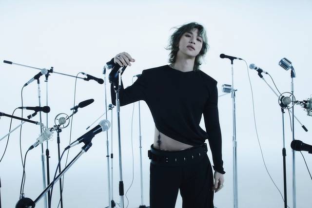 빅뱅 대성이 8일 국내 첫 솔로 앨범 'D’s WAVE'를 발매한다. 새로운 소속사에서 리메이크 곡과 싱글로 변화를 예고한 대성의 정체성을 확인할 수 있는 앨범이다. /알앤디컴퍼니(디레이블)