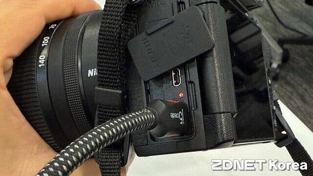 USB-C 케이블을 본체에 직접 꽂아 배터리를 충전한다. (사진=지디넷코리아)