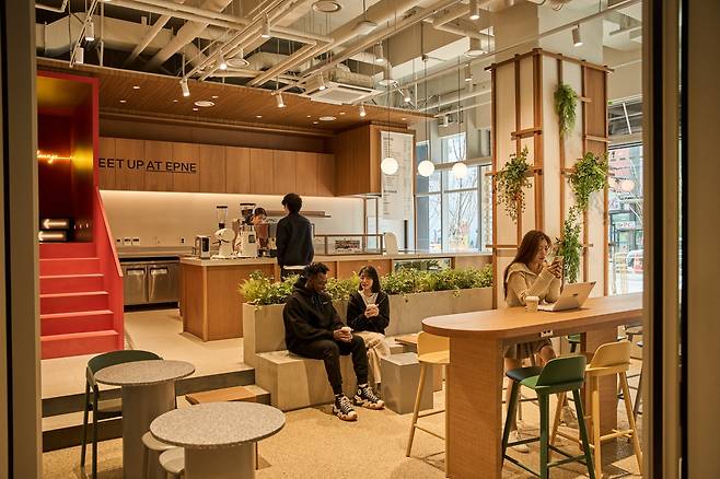 부동산 개발 회사 SK디앤디가 운영하는 코리빙 업체 '에피소드' 신촌점의 공용 카페 공간. 이런 코리빙 시설은 헬스장과 소형 영화관 등 다양한 커뮤니티 시설을 이용할 수 있어서 대학생, 프리랜서, 외국인 유학생 등을 중심으로 인기를 끌고 있다. /SK디앤디