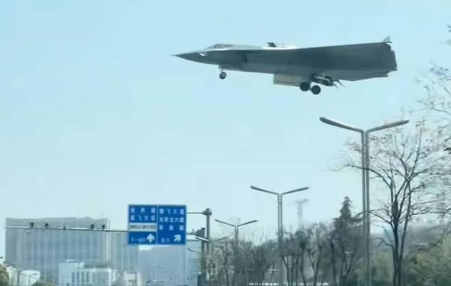 중국이 개발 중인  6세대 전투기 J-36을 근접 촬영한 영상이 최초로 공개됐다. /X(옛 트위터)