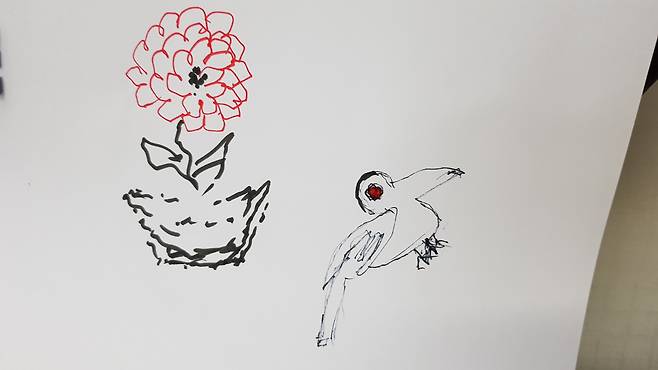 불편한 손으로 엄마가 그린 꽃과 새. /손관승 제공