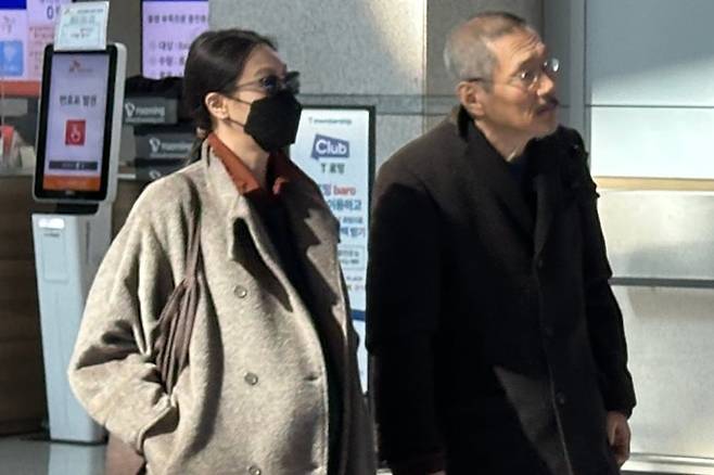 배우 김민희와 홍상수 감독이 지난 2월 19일 인천국제공항을 통해 독일 베를린으로 출국하고 있다. /뉴시스