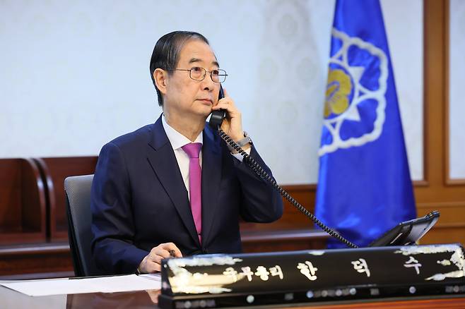 한덕수 대통령 권한대행 국무총리가 8일 오후 서울 종로구 정부서울청사에서 도널드 트럼프 미국 대통령과 전화 통화를 하고 있다. /국무총리실