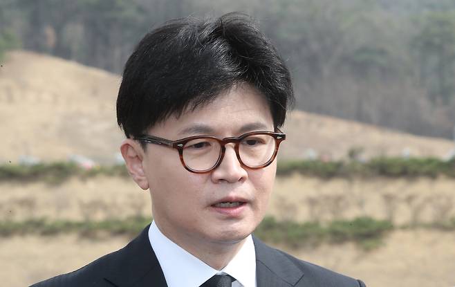 한동훈 전 국민의힘 대표가 지난 3월 25일 오전 대전 유성구 국립대전현충원 천안함 46용사 묘역에서 참배를 마치고 인터뷰를 하고 있다. /뉴스1