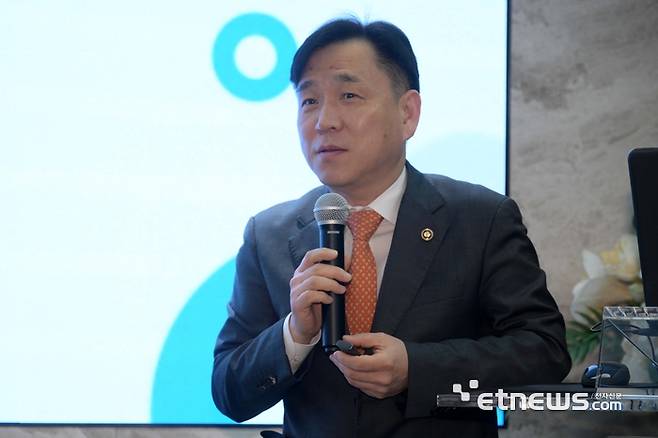 강도현 과학기술정보통신부 차관 초청 대한민국IT구루 간담회가 8일 서울 중구 더존을지타워에서 열렸다. 강도현 과학기술정보통신부 차관이 주요 정책 소개를 하고 있다. 김민수기자 mskim@etnews.com