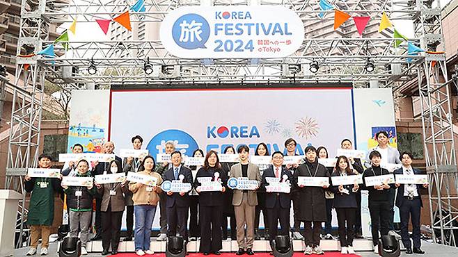 장미란 문화체육관광부 제2차관이 지난해 3월 23일 일본 도쿄의 에비스가든 플레이스 센터광장에서 열린 K-관광 로드쇼 한국으로의 한 걸음 행사에서 주요 기업 및 지자체 참석자들과 기념촬영을 하고 있다.(사진=문체부 제공)