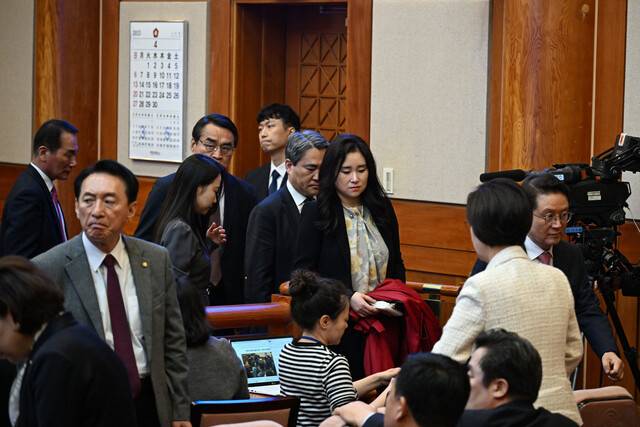 윤석열 전 대통령 변호인단이 4일 서울 종로구 헌법재판소 대심판정에서 윤석열 대통령 탄핵심판 인용 결정이 선고된 뒤 법정을 나가고 있다. 공동취재사진