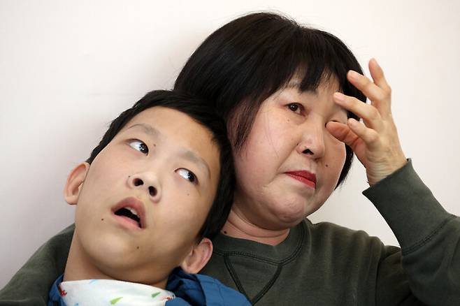 희귀질환 ‘위커 울프 증후군’을 가진 천석현군의 엄마 조묘숙씨가 아들을 안고 지난달 31일 오후 부산의 한 아동청소년발달센터에서 한겨레와 인터뷰하고 있다. 김영원 기자 forever@hani.co.kr