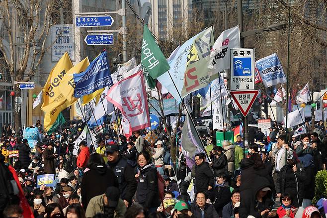 윤석열 대통령 탄핵심판 선고기일인 4일 오전 서울 종로구 안국역 일대에서 열린 탄핵 촉구 집회에 참여한 시민들이 깃발을 흔들고 있다. 김영원 기자 forever@hani.co.kr