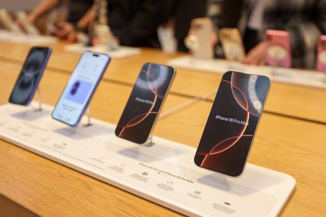 4일 미국 뉴욕5번가 애플스토어에 아이폰이 전시돼 있다. 시장 전문가들은 도널드 트럼프 미국 행정부가 9일 국가별 상호관세를 부과할 경우 미국 내 아이폰 가격이 인상될 것이라고 예상하고 있다. 뉴욕=EPA 연합뉴스