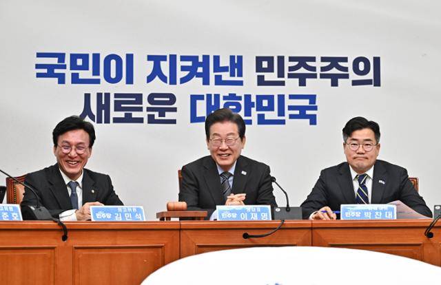 이재명(가운데) 더불어민주당 대표가 7일 국회에서 열린 최고위원회의 도중 활짝 웃고 있다. 정다빈 기자