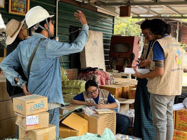 지난 3일 지진 피해를 입은 미얀마 중북부 불교 도시 사가잉에서 미얀마 구호 단체 회원들이 구호 물품을 정리하고 있다. 사가잉=허경주 특파원