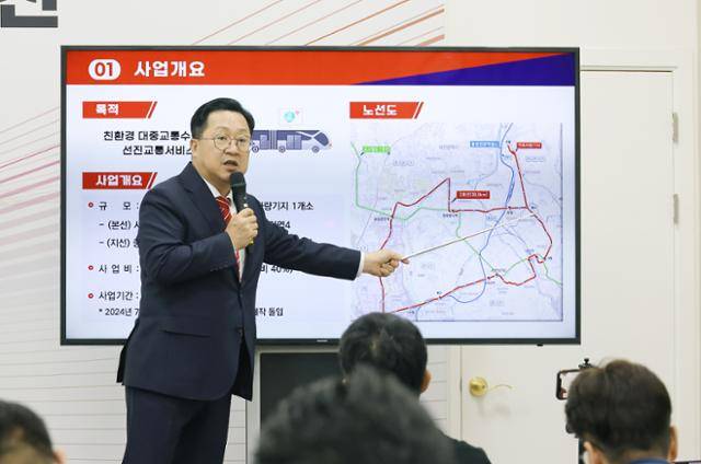 이장우 대전시장이 지난해 8월 대전시청 브리핑룸에서 대전도시철도 2호선 건설 계획을 설명하고 있다. 도시철도 2호선은 총 1조5,069억 원을 들여 총연장 38.8㎞, 정거장 45개, 차량기지 1개 규모로 2028년 개통될 예정이다. 동서를 가로지르는 1호선 과 달리, 대전 5개구 전역을 고르게 운행해 시민들의 도시철도 이용 편의가 대폭 개선된다. 대전시 제공