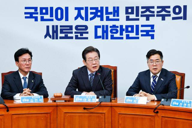 이재명 더불어민주당 대표가 7일 오전 서울 여의도 국회에서 열린 최고위원회의에 참석해 발언하고 있다. 배경 천(백드롭) 문구가 '국민이 지켜낸 민주주의 새로운 대한민국'으로 바뀌어 있다. 뉴스1