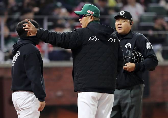 SSG 이숭용 감독이 피치클록 고의 지연과 관련해 심판에게 항의하고 있다. SSG 제공