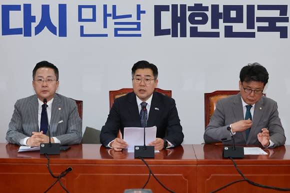 더불어민주당 박찬대 원내대표가 8일 서울 여의도 국회에서 열린 원내대책회의에서 발언하고 있다. 2025.4.8 [사진=연합뉴스]