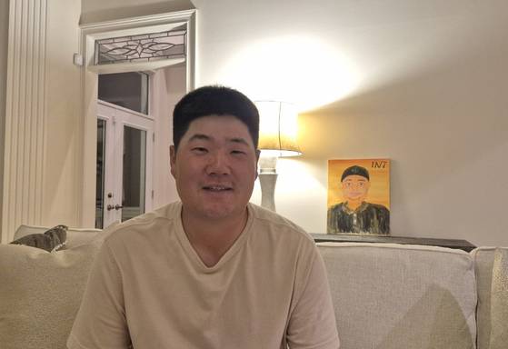 애틀랜타 자택에서 인터뷰를 하는 임성재. 뒤의 그림은 부인이 그려준 임성재다. 성호준 기자