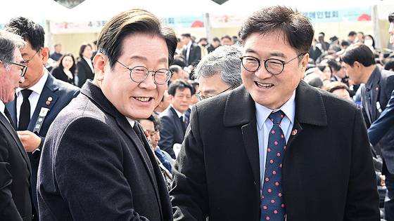 더불어민주당 이재명 대표와 우원식 국회의장이 3일 제주특별자치도 4·3 평화공원에서 열린 ‘77주년 4·3 희생자 추념식’에서 인사하고 있다. 대통령실사진기자단