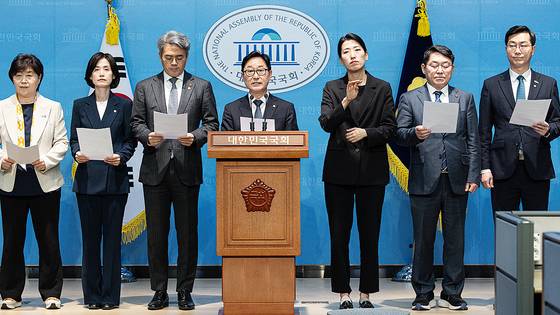 박범계 국회 법제사법위원회 더불어민주당 간사를 비롯한 야당 위원들이 8일 오후 서울 여의도 국회 소통관에서 기자회견을 열고 한덕수 대통령 권한대행의 헌법재판관 지명 철회를 촉구하고 있다. 뉴스1