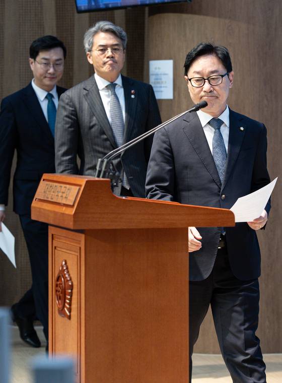 박범계 국회 법제사법위원회 더불어민주당 간사를 비롯한 야당 위원들이 8일 오후 서울 여의도 국회 소통관에서 열린 덕수 대통령 권한대행의 헌법재판관 지명 철회 촉구 기자회견에 참석하고 있다. 뉴스1