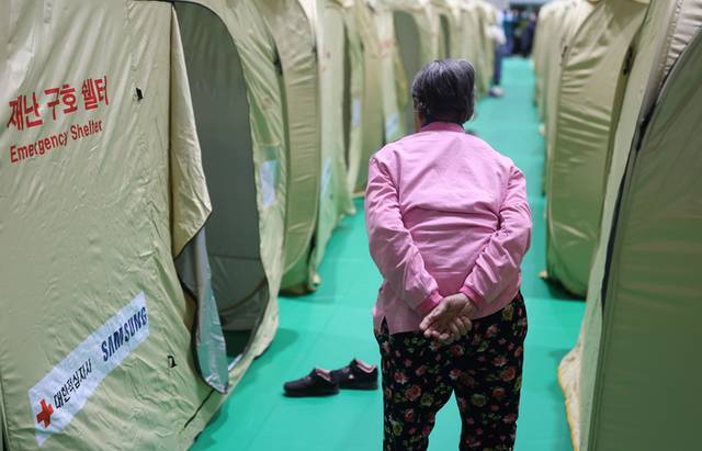 ▲ 7일 오후 경남 하동군 옥종면 옥천관에 마련된 하동 산불 이재민 대피소에서 이재민이 이동하고 있다. 연합뉴스