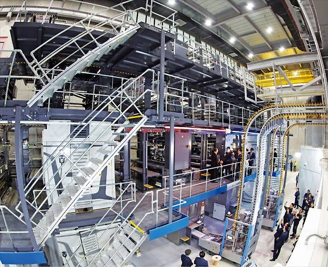 < 압도적 스케일 >  한국경제신문이 7일 ‘인천 부평 윤전공장 1호기 시운전 행사’를 열었다. 이곳에는 현존하는 윤전기 중 최고 사양인 독일 만롤란트고스의 ‘컬러맨 e:라인 4×1’ 모델 두 세트가 설치됐다. 계단으로 이어진 4층 건물처럼 보이는 기계 전체가 신문을 찍어내는 거대한 윤전기다.  최혁 기자