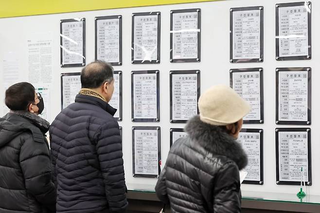서울 마포구 서부고용복지플러스센터에서 장년층 구직자가 일자리 정보 게시판을 보고 있다. 사진=뉴스1